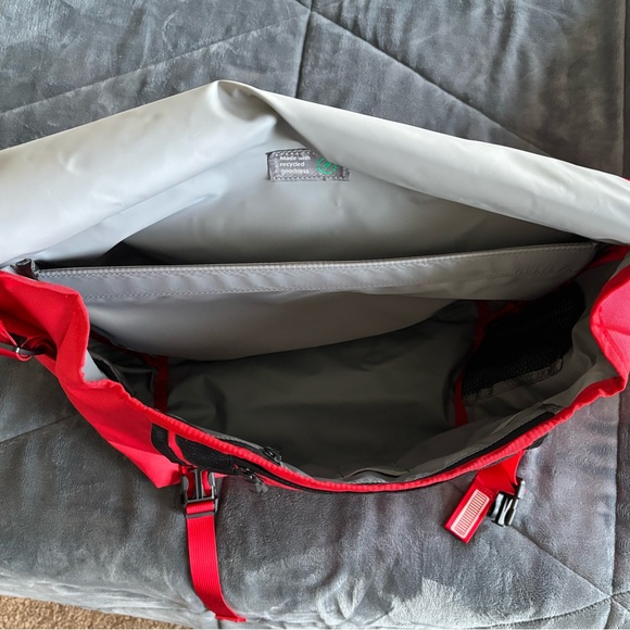 Timbuk2 Bold Red Messenger Bag - Picture 4 of 5